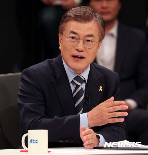 【고양=뉴시스】국회사진기자단 = 중앙일보-JTBC-한국정치학회 공동주최 2017 대통령 후보 초청 토론회가 25일 경기도 고양시 빛마루 방송지원센터에서 열렸다. 더불어민주당 문재인 후보가 발언하고 있다. 2017.04.25. photo@newsis.com