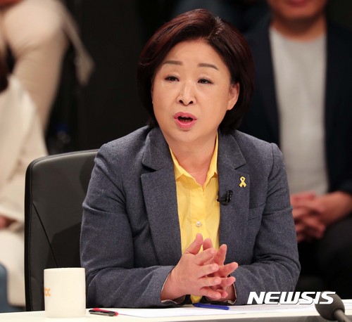 【고양=뉴시스】국회사진기자단 = 중앙일보-JTBC-한국정치학회 공동주최 2017 대통령 후보 초청 토론회가 25일 경기도 고양시 빛마루 방송지원센터에서 열렸다. 정의당 심상정 후보가 발언하고 있다. 2017.04.25. photo@newsis.com