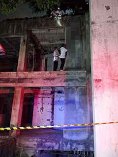 【서울=뉴시스】미국에서 길 가던 행인을 살해하는 장면이 페이스북으로 생중계되는 끔찍한 일이 벌어진 지 불과 2주 만에 태국 남성이 11개월 된 어린 딸과 동반 자살하는 장면을 페이스북에 생중계해 충격을 주고 있다. 25일(현지시간) 현지 언론은 방콕에 사는 21세 남성 우티산(Wuthisan)이 전날 밤 자신의 어린 딸과 동반 자살하는 장면을 페이스북을 통해 생중계했다고 보도했다. 방콕포스트에 게재된 사진으로, 구조대가 우티산과 그의 딸 시신을 수습하는 모습을 담고 있다. (사진출처: 방콕포스트) 2017.04.26