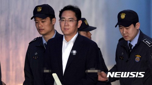 【서울=뉴시스】고범준 기자 = 박근혜 전 대통령과 최순실씨에게 뇌물을 준 혐의를 받고 있는 이재용 삼성전자 부회장이 26일 오전 서울 서초구 서울중앙지방법원에서 열린 7차 공판을 받기 위해 호송차에서 내려 법정으로 향하고 있다. 2017.04.26.   bjko@newsis.com