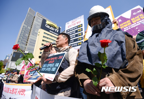 【서울=뉴시스】김선웅 기자 = 26일 오전 서울 종로구 광화문광장에서 민주노총, 한국노총 등 산재사망대책마련 공동 캠페인단 주최 '2017 최악의 살인기업 선정식'이 열리고 있다.    '최악의 살인기업'은 지난 한 해 동안 산재사망이 가장 많이 발생한 기업으로 현대중공업(제조), 대우건설, 대림산업(건설), 포스코(제조), 포스코 건설이 선정됐으며 교육부와 우정사업본부가 특별상으로 선정됐다. 2017.04.26.   mangusta@newsis.com