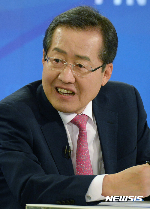 【서울=뉴시스】배훈식 기자 = 26일 오전 서울 종로구 세종문화회관 세종홀에서 열린 한국방송기자클럽 초청 토론회에 참석한 홍준표 자유한국당 대선 후보가 여유로운 표정으로 토론 준비를 하고 있다. 2017.04.26.&nbsp;&nbsp; dahora83@newsis.com