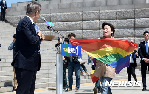 【서울=뉴시스】이영환 기자 = 26일 오전 서울 여의도 국회 본청 앞에서 열린 더불어민주당 문재인 대선 후보 천군만마 국방안보 1000인 지지선언 기자회견에서 문재인 후보의 인사말 중 성소수자 관련 단체 회원들이 기습시위를 하고 있다. 2017.04.26.&nbsp; 20hwan@newsis.com
