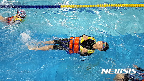 【제주=뉴시스】조수진 기자 = 26일 제주 삼성초등학교 수영장에서 제주 외도초등학생이 생존 수영 교육 중 '배면 뜨기로 이동하기'를 배우고 있다. 2017.04.26.&nbsp; susie@newsis.com