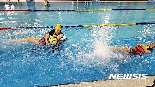 【제주=뉴시스】조수진 기자 = 26일 제주 삼성초등학교 수영장에서 생존 수영 교육 지도 교사가 학생들에게 '배면 뜨기로 이동하기'를 알려주고 있다. 2017.04.26. susie@newsis.com