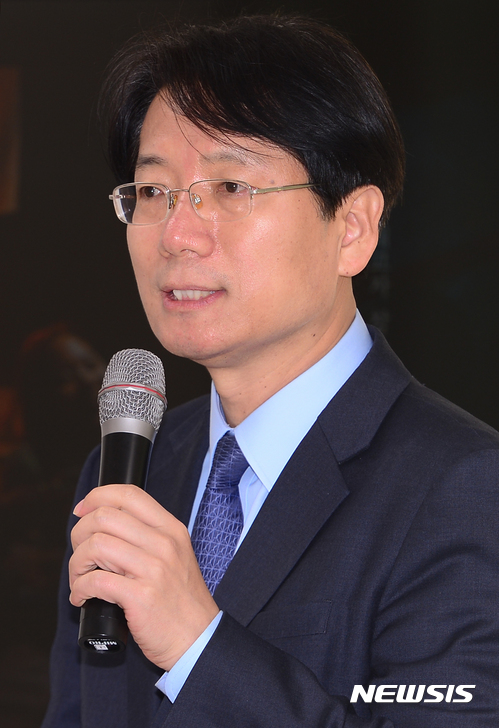 【서울=뉴시스】김선웅 기자 = 26일 서울 용산구 국립한글박물관에서 열린 '순간의 풍경들, 청구영언 한글 노랫말 이야기' 언론 공개 행사에서 김철민 국립한글박물관장이 전시를 소개하고 있다.&nbsp; 국립한글박물관은 우리나라에서 가장 오래된 가곡 노랫말 책이자 70년만에 원본이 공개되는 '청구영언'을 소개하는 기획특별전 '순간의 풍경들, 청구영언 한글 노랫말 이야기'를 오는 28일부터 9월 3일까지 개최한다. 2017.04.26.&nbsp; mangusta@newsis.com 