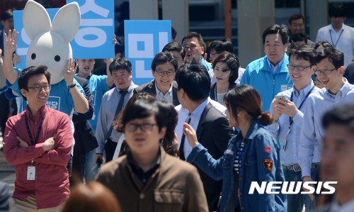 【서울=뉴시스】홍효식 기자 = 유승민 바른정당 대선후보가 26일 오후 서울 영등포구 여의도공원 인근 횡단보도를 걸으며 시민들에게 인사하고 있다. 2017.04.26.   yesphoto@newsis.com