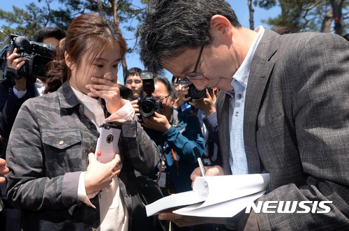 【서울=뉴시스】홍효식 기자 = 유승민 바른정당 대선후보가 26일 오후 서울 영등포구 여의도공원에서 지지자가 구입한 '나는 왜 정치를 하는가' 정치 에세이에 사인을 해주고 있다. 2017.04.26. yesphoto@newsis.com