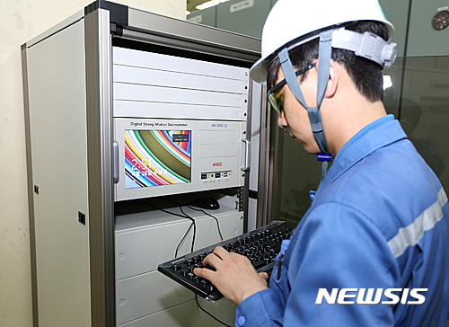【포항=뉴시스】강진구 기자 = 포항제철소는 26일 오전 지진계측 장비를 주요 시설물에 설치하고 자동경보시스템을 구축하는 신속한 지진대응 체계를 마련했다.사진은 포항제철소 직원이 지진계측 수신 장비를 점검하고 있다.2017.04.26.(사진=포스코 제공) photo@newsis.com