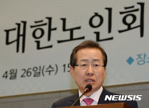 【서울=뉴시스】배훈식 기자= 홍준표 자유한국당 대선후보가 26일 오후 서울 용산구 백범기념관에서 열린 대한노인회 대선후보 초청 토론회에 참석해 노인정책을 발표하고 있다. 2017.04.26. photo@newsis.com