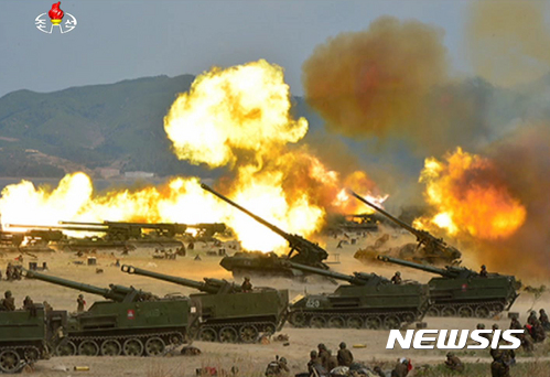 【서울=뉴시스】 북한 조선중앙TV는 지난 25일 인민군 창건 사상 최대규모의 군종합동타격시위를 진행했다고 26일 보도했다. 이날 훈련에는 김정은 위원장도 참관했다. 사진은 이날 타격시위 모습. 2017.04.26. (사진=조선중앙TV) photo@newsis.com