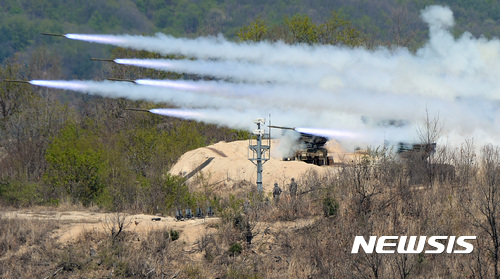 【서울=뉴시스】국회사진기자단 = 26일 경기 포천시 승진훈련장에서 열린 2017 통합화력 격멸훈련에서 다련장 로켓이 사격하고 있다. 2017.04.26. photo@newsis.com