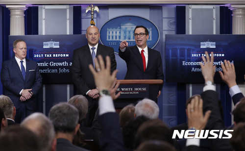 【 워싱턴=AP/뉴시스】스티븐 므누신 미국 재무장관(오른쪽)이 26일(현지시간) 워싱턴 백악관 브리핑룸에서 게리 콘 국가경제위원회(NEC) 위원장(가운데)와 함께 대규모 감세안을 발표한 후 질문할 기자를 지명하고 있다. 2017.04.27