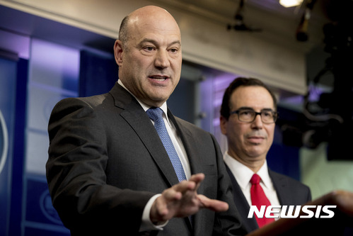 【워싱턴= AP/뉴시스】게리 콘 국가경제위원회(NEC) 위원장이 26일(현지시간) 스티브 므누신 재무장관(오른쪽)과 함께 백악관 브리핑 룸에서 트럼프 세제개혁안에 대한 기자들의 질문을 받고 있다. 2017.04.29&nbsp; 