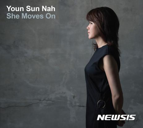 【서울=뉴시스】나윤선 '쉬 무브스 온' 커버. 2017.04.27. (사진 = 허브뮤직 제공) photo@newsis.com