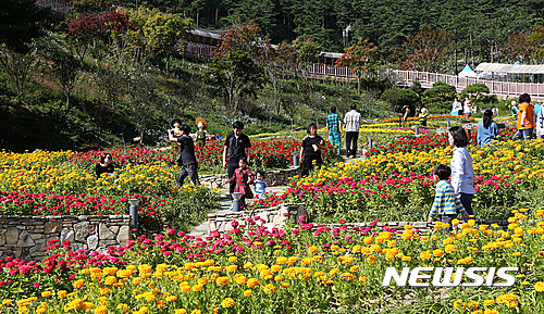 【산청=뉴시스】정경규 기자 = 5월 황금연휴를 맞아 화려한 봄꽃을 마음껏 즐길 수 있는 봄 꽃 여행 최적지, 경남 산청을 찾아보면 어떨까.사진은 산청 동의보감촌 한방테마공원 모습.2017.04.27.(사진=산청군 제공)   photo@newsis.com