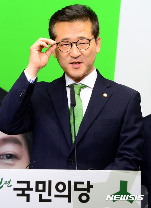 【서울=뉴시스】박영태 기자 = 최명길 무소속 의원이 27일 오전 서울 영등포구 여의도 국민의당 당사에서 진행된 국민의당 입당 기자회견에서 취재진의 질문에 대답하고 있다. 2017.04.27.since1999@newsis.com