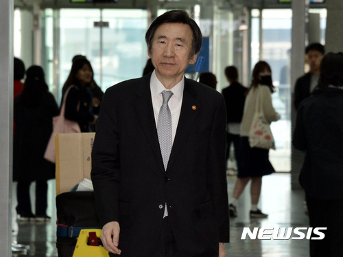 【인천공항=뉴시스】홍찬선 기자 = 윤병세 외교부 장관이 유엔 안전보장이사회 '북한 비핵화 외교장관회의'에 참석하기 위해 27일 오전 인천공항을 통해 미국 뉴욕으로 출국하고 있다.    윤 장관은 오는 28일(현지시간) 4월 안보리 의장국인 미국의 렉스 틸러슨 국무장관이 주재하는 회의에 참석해 북한의 핵 무력 고도화가 엄중한 위협이 되고 있음을 재차 강조할 계획이다. 2017.04.27.   mania@newsis.com