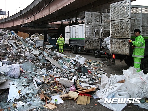 【서울=뉴시스】마포구 쓰레기 선별작업.    (사진 = 마포구 제공)   photo@newsis.com