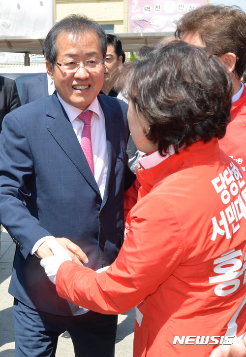 【김천=뉴시스】배훈식 기자 = 홍준표 자유한국당 대선 후보가 27일 오후 경북 김천시 김천역 앞 유세장으로 향하고 있다. 2017.04.27.   dahora83@newsis.com