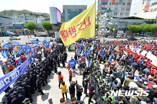 【김천=뉴시스】배훈식 기자 = 27일 오후 경북 김천시 김천역 앞에서 홍준표 자유한국당 대선 후보 선거 유세 현장에 사드 배치에 반대하는 시민들이 시위를 하고 있다. 2017.04.27.   dahora83@newsis.com