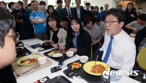 【경산=뉴시스】홍효식 기자 = 유승민 바른정당 대선후보가 27일 오후 경북 경산시 영남대 학생회관에서 학생들과 오찬 간담회를 하고 있다. 2017.04.27.&nbsp; yesphoto@newsis.com
