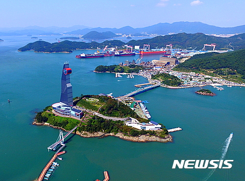 【창원=뉴시스】강경국 기자 = 경남 창원시는 진해구 명동에 위치한 진해해양공원이 최근 급증하는 안전사고의 적극적인 예방과 내부 시설물에 대한 쾌적한 관람환경 조성을 위해 안전점검의 날을 지정 운영한다고 26일 밝혔다. 사진은 진해해양공원을 하늘에서 내려다 본 전경. 2017.04.27. (사진=창원시청 제공)   kgkang@newsis.com 