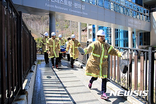  【정선=뉴시스】 김태식 기자 = 강원 정선 강원랜드는 마운틴콘도에서 고한·사북 119안전센터와 함께 지진 및 화재 등 비상상황에 대비한 합동소방훈련을 가졌다고 27일 밝혔다. 사진은 고객 대피 훈련을 하는 모습. 2017.04.27(사진=강원랜드 제공)   photo@newsis.com