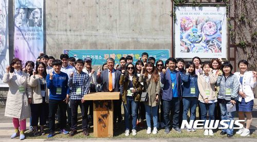 【나주=뉴시스】이창우 기자 = 국립나주병원은 빛가람(나주)혁신도시 이전 공공기관 직원들을 대상으로 28일까지 '모락樂모락樂 힐링캠프'를 진행한다고 27일 밝혔다. 사진은 전력거래소 직원들을 대상으로 열린 힐링캠프. 2017.04.27 (사진=국립나주병원 제공)   lcw@newsis.com                                