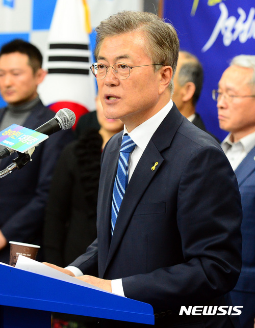 【서울=뉴시스】박영태 기자 = 문재인 더불어민주당 대선후보가 27일 오후 서울 영등포구 여의도 더불어민주당 당사에서 진행된 '내 삶을 바꾸는 정권교체' 정책시리즈 20-'농어민이 대접받는 나라' 농어업정책 발표를 하고 있다. 2017.04.27. since1999@newsis.com