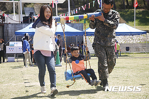 【화천=뉴시스】한윤식 기자 = 27일 육군 15사단 사령부에서 실내초등학교 운동회가 열리고 있다.2017.04.27.(사진=육군 15사단 제공)   ysh@newsis.com