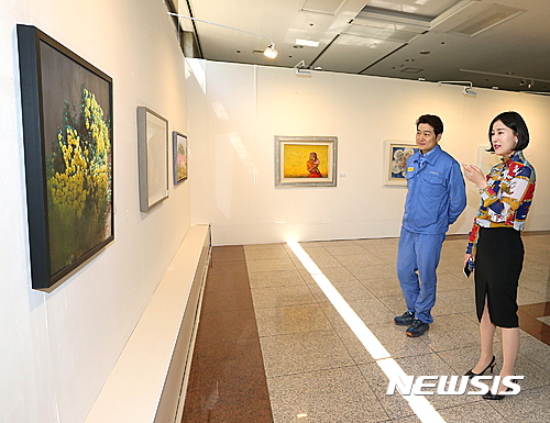 【포항=뉴시스】강진구 기자 = 포스코 포항제철소는 27일부터 5월31일까지 본사 갤러리 전시공간에서 제16대 포항미협(박상현 지부장)정기전을 개최한다고 밝혔다.사진은 이날 오전 본사 갤러리 전시공간 전경.2017.04.27.(사진=포스코 제공)   photo@newsis.com 