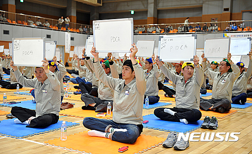 【울산=뉴시스】안정섭 기자 = 27일 울산 북구 현대자동차문화회관 체육관에서 현대차 울산공장 임직원 120명이 참가한 가운데 '2017 안전골든벨 퀴즈대회' 본선이 진행되고 있다. 2017.04.27. (사진=현대자동차 제공)   photo@newsis.com