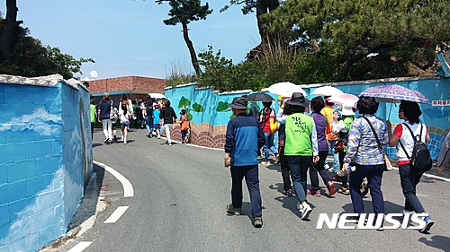 【울산=뉴시스】구미현 기자 = 울산시 북구가 관광 활성화를 위해 숨은 관광지를 찾아 떠나는 문화관광투어와 스탬프 투어 프로그램을 운영한다고 27일 밝혔다. 사진은 지난해 당사마을을 찾은 관광객들 모습. 2017.04.27. (사진=울산시 북구 제공)   photo@newsis.com