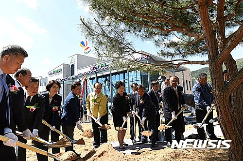 【대전=뉴시스】김양수 기자 = 강원 양구군산림조합은 청정 DMZ산림에서 생산되는 임산물을 판매하고 임업인들의 소통 공간으로 활용될 'DMZ산림두드림센터'를 준공, 27일 개장 기념식을 가졌다. 이미라(왼쪽서 세번째) 북부지방산림청장과 이석형(왼쪽서 다섯번째) 산림조합중앙회장 등이 참석 내빈들과 기념식수를 하고 있다.2017.04.27(사진=산림조합중앙회 제공)   photo@newsis.com