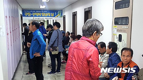 【대구=뉴시스】민경석 기자 = 대구시 서구는 구인난을 겪고있는 지역 내 기업과 취업을 희망하는 구직자들을 대상으로 찾아가는 구인·구직 만남의 날 행사를 27일 개최했다. 사진은 이날 행사장에서 면접순서를 기다리는 구직자들의 모습이다. 2017.04.27.   0803mks@newsis.com