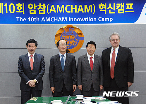 【창원=뉴시스】 홍정명 기자 = 27일 국립 창원대학교에서 열린 '제10회 암참(AMCHAM) 혁신캠프'에 참석한 암참 회장 제임스 킴(왼쪽부터) 한국지엠㈜ 대표와 최해범 창원대 총장, 안상수 창원시장, 제프리 존스 암참 전 회장이 기념촬영을 하고 있다.2017.04.27.(사진=창원대학교 제공)   photo@newsis.com