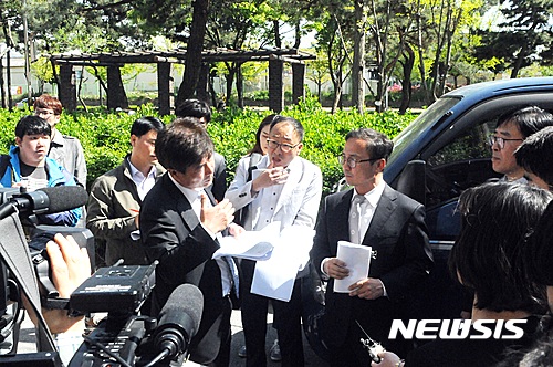 【익산=뉴시스】강인 기자 = 지난해 4월27일 전주지방법원 군산지원 제1형사부가 전북 익산 약촌오거리에서 현장검증을 진행했다. 2017.04.27 kir1231@newsis.com