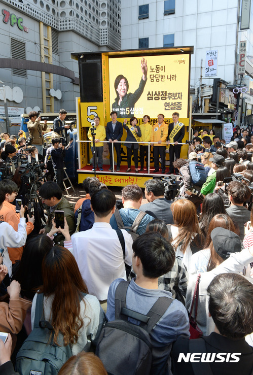 【서울=뉴시스】임태훈 기자 = 심상정 정의당 대선후보가 27일 오후 서울 성북구 맥도날드 성신여대점 앞에서 시민과 유세 차량에 올라 시민과 청년들에게 지지를 호소하고 있다. 2017.04.27.&nbsp;&nbsp; taehoonlim@newsis.com