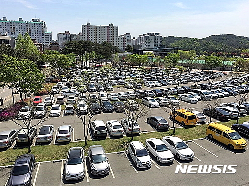 【울산=뉴시스】조현철 기자 = 울산시설공단(이사장 최병권)은 공유경제 활성화를 위해 (주)그린카와 울산대공원 부설주차장을 그린존으로 활용하는 카쉐어링(공유차) 업무협약을 체결하고 내달 2일부터 카쉐어링 서비스를 개시한다고 27일 밝혔다.&nbsp;&nbsp;&nbsp; 공단은 차량 유입량이 많은 울산대공원 동문 주차장과 정문 주차장에 각 4대, 1대의 공유차량을 배치하고 향후 이용객의 호응이 좋을 경우 종합운동장·울산체육공원·문화공원 주차장 등으로 차고지(그린존)와 공용차량을 점차 확대해 나갈 계획이다. 사진은 울산대공원 정문 주차장 전경. 2017.04.27 (사진= 제공)&nbsp; photo@newsis.com