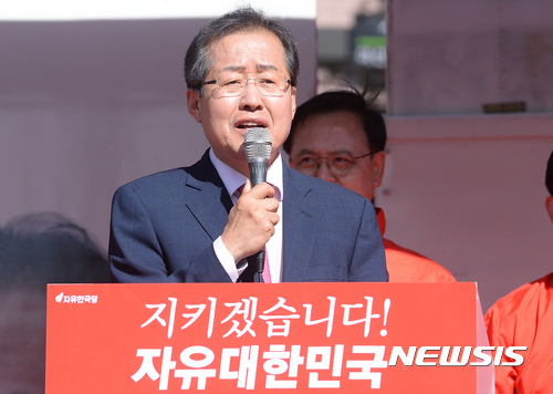 【아산=뉴시스】배훈식 기자 = 27일 오후 충남 아산시 온양온천역 앞에서 홍준표 자유한국당 대선 후보가 선거 유세를 하고 있다. 2017.04.27. dahora83@newsis.com