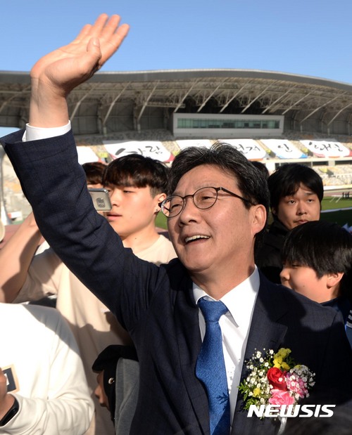 【화성=뉴시스】홍효식 기자 = 유승민 바른정당 대선후보가 27일 오후 경기 화성시 향남읍 화성종합경기타운에서 열린 경기도민체육대회 개막식에 참석해 도·시민들에게 손을 흔들며 인사하고 있다. 2017.04.27.&nbsp; yesphoto@newsis.com