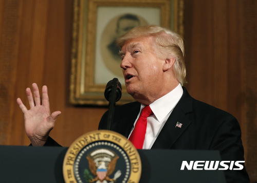 【워싱턴=AP/뉴시스】미국 백악관은 27일(현지시간) 트럼프 행정부 출범 100일 안보 업적을 발표했다. 그 증 대북 정책에 대해서는 북한을 고립시키고 북한의 미사일 시험 도발에 대비한 군사 자산 재배치했다는 점을 업적으로 꼽았다. 사진은 도널드 트럼프 대통령이 지난 26일 워싱턴 미국 내무부에서 연설하는 모습. 2017.04.28. 
