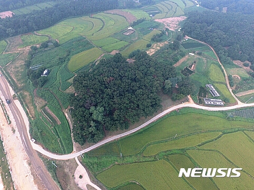 【용인=뉴시스】이정하 기자 = 경기 용인시는 고려시대 대몽항쟁 전승지인 처인구 남사면의 '처인성(사진)'에 높이가 10m에 달하는 대공간 '전통 한옥체험관'을 건립한다고 28일 밝혔다. 순수 목재만을 사용해 10m 높이로 전통 한옥 건축물을 짓는 것은 국내 처음으로 시도되는 것이다. 2017.04.28 (사진=용인시 제공)   photo@newsis.com