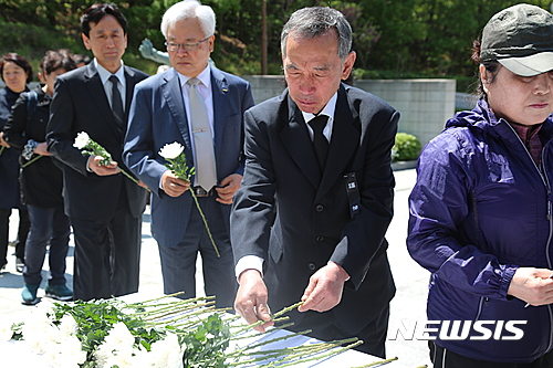 【대구=뉴시스】배소영 기자 = 28일 대구 달서구 학산공원 내 위령탑에서 '22주기 상인동 도시가스폭발참사 추도식'이 열린 가운데 유족들이 헌화하고 있다. 2017.04.28.    soso@newsis.com 