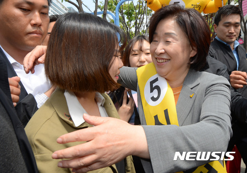 【서울=뉴시스】강종민 기자 = 심상정 정의당 대선 후보가 28일 오후 서울 마포구 홍대입구역에서 유세를 마친 뒤 청년들과 포옹하고 있다. 2017.04.28.&nbsp;&nbsp; ppkjm@newsis.com