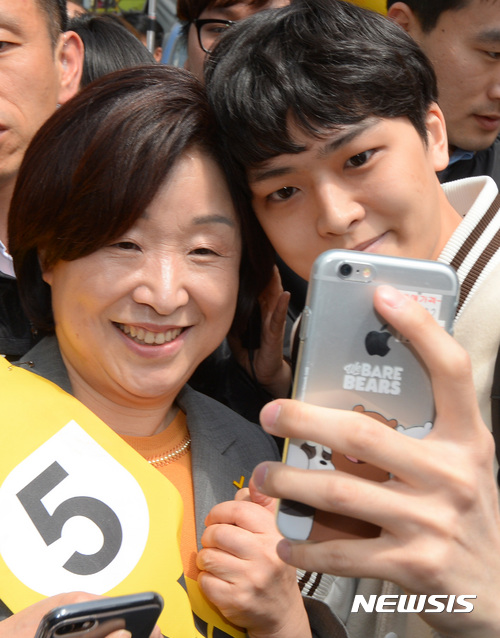 【서울=뉴시스】강종민 기자 = 심상정 정의당 대선 후보가 28일 오후 서울 마포구 홍대입구역에서 유세를 마친 뒤 청년들과 셀카를 찍고 있다. 2017.04.28.&nbsp;&nbsp; ppkjm@newsis.com