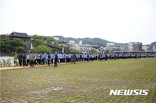 【진주=뉴시스】정경규 기자 = 경남 진주 대아고등학교는 28일 충무공 탄신 472주년을 맞아 전교생이 참여하는 제50회 충무공 탄신 기념 행군을 실시했다.2017.04.28.(사진=대아고 제공)   photo@newsis.com