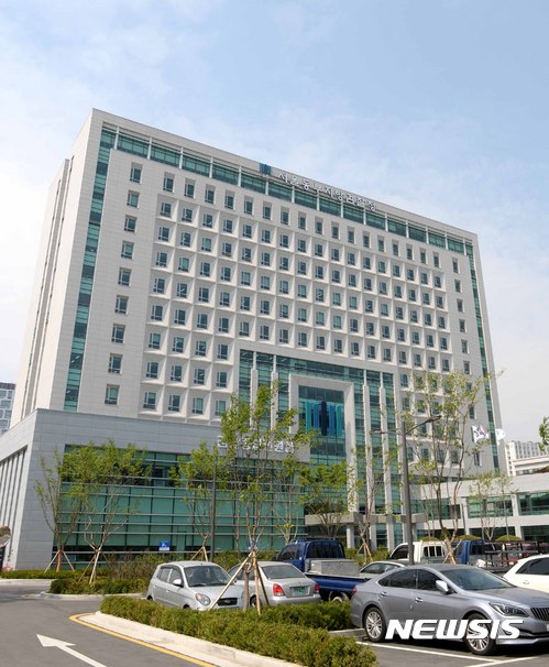 【서울=뉴시스】고범준 기자 = 28일 오후 서울 송파구 문정동 서울동부지방검찰청에서 '서울동부지검 사이버범죄 중점수사센터 현판식'이 열렸다. 사진은 이날 오후 문정동 서울동부지방검찰청 모습. 2017.04.28. bjko@newsis.com