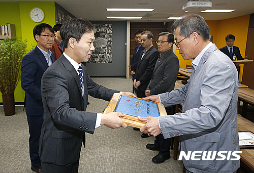 【전주=뉴시스】윤난슬 기자 = 전북 전주시는 28일 시청에서 전주한지의 명맥을 이어온 최성일, 김인수, 김천종, 강갑석 씨 등 한지장인 4명에게 전주한지장(韓紙匠) 지정서와 현판, 장려금을 전달하고 있다. 2017.04.28.(사진=전주시 제공)   photo@newsis.com